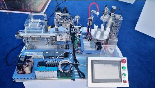 未來(lái)可期 多款智能產(chǎn)品展示,貴州工業(yè)職業(yè)技術(shù)學(xué)院產(chǎn)教融合效果顯著